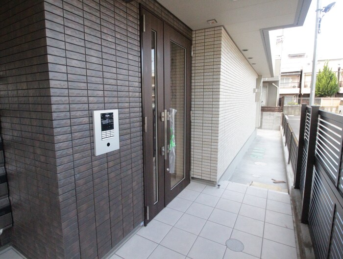 物件外観写真3　(エントランス部分)