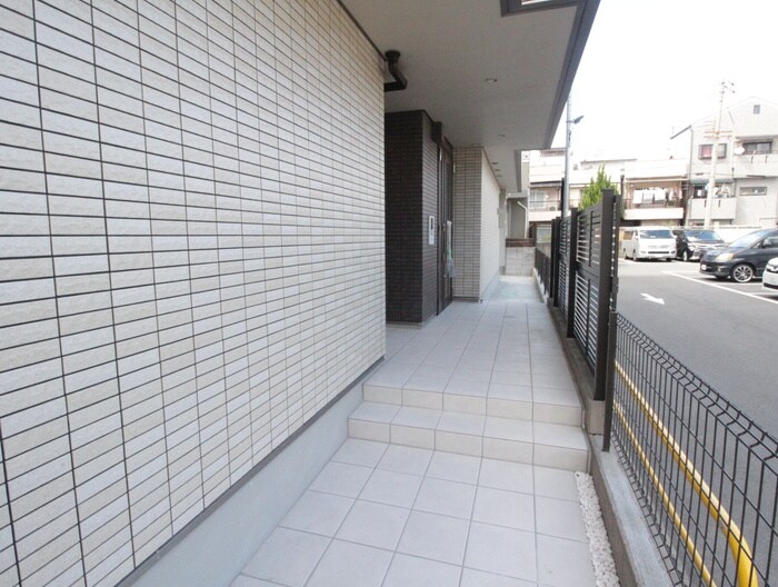 物件外観写真5　(エントランス部分)