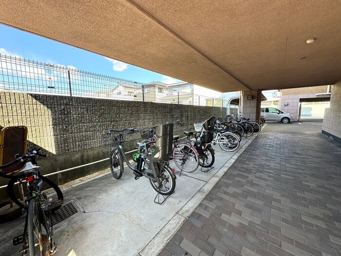 物件外観写真4　(駐輪場)