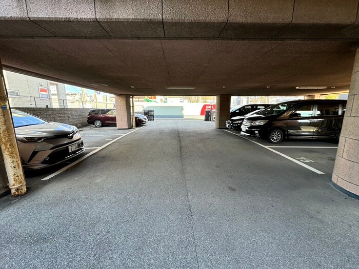 物件外観写真5　(駐車場)