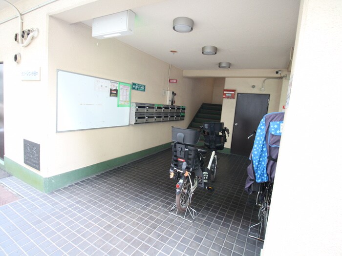 物件外観写真3　(エントランス部分)