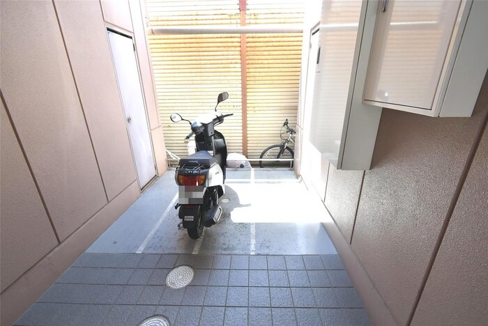 物件外観写真5　(バイク置き場)
