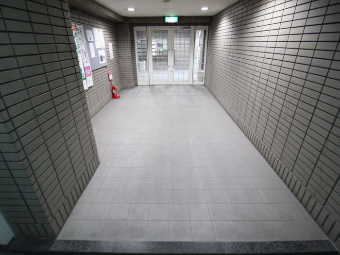 物件外観写真2　(エントランス部分)