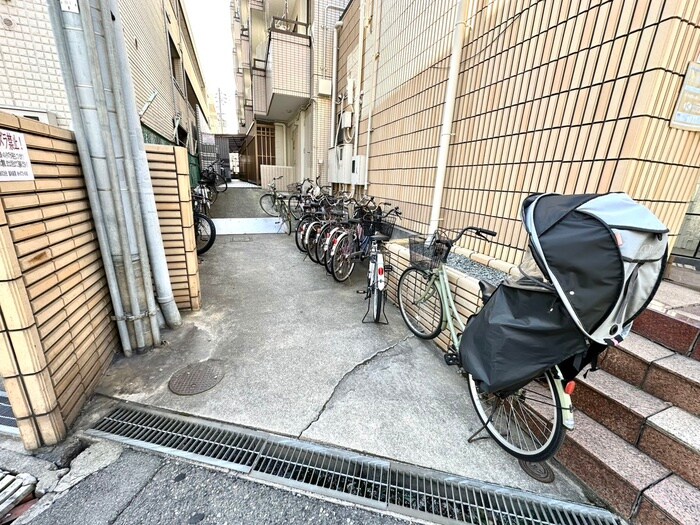 物件外観写真4　(駐輪場)