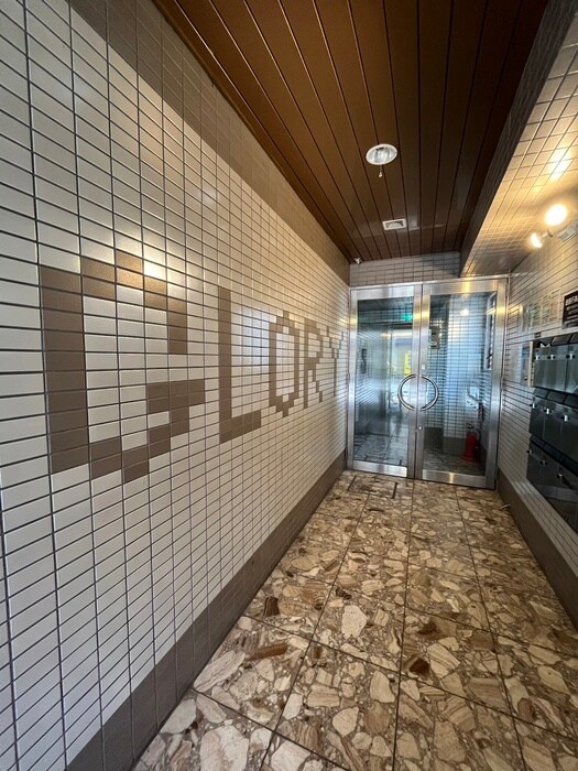 物件外観写真3　(エントランス部分)