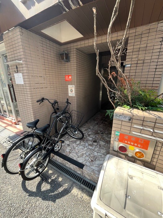 物件外観写真6　(エントランス部分)