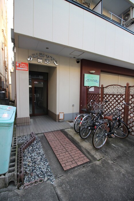 物件外観写真4　(エントランス部分)