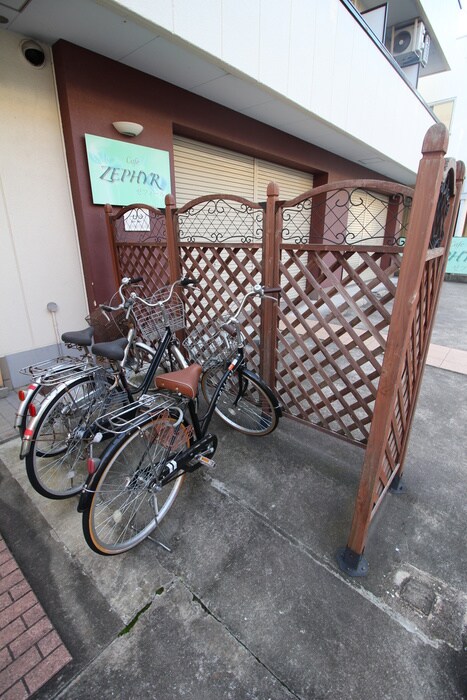 物件外観写真5　(バイク置き場)