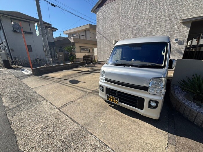 物件外観写真5　(駐車場)