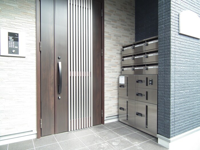 物件外観写真4　(エントランス部分)