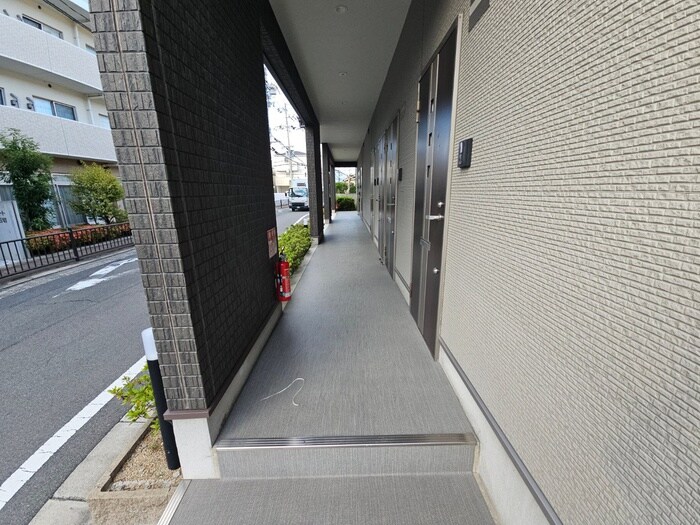 物件外観写真4　(エントランス部分)