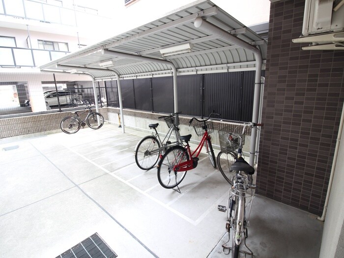 物件外観写真4　(駐輪場)