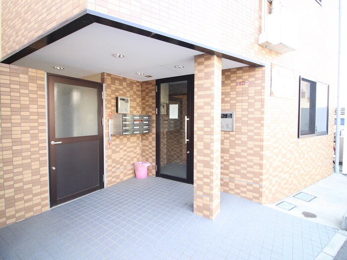物件外観写真3　(エントランス部分)