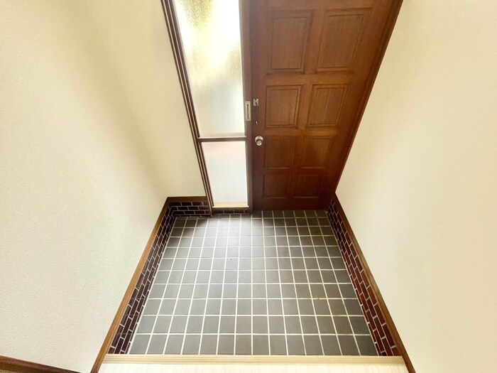 物件内観写真12　(玄関)