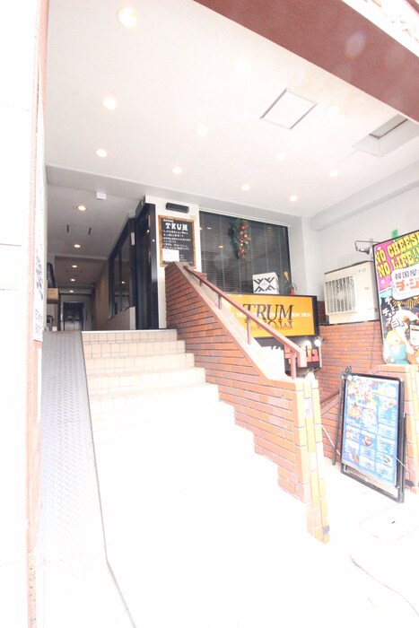 物件外観写真2　(エントランス部分)