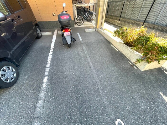 物件外観写真5　(駐車場)
