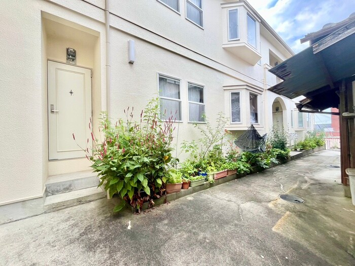 物件外観写真4　(エントランス部分)