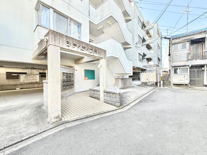 物件外観写真2　(エントランス部分)