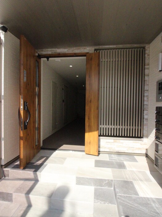 物件外観写真3　(エントランス部分)