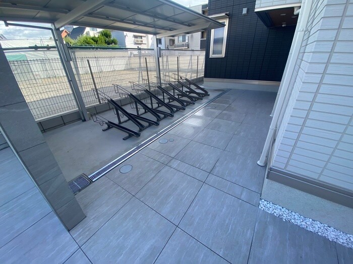 物件外観写真4　(駐輪場)