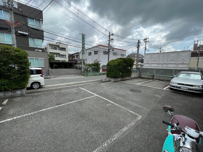 物件外観写真5　(駐車場)