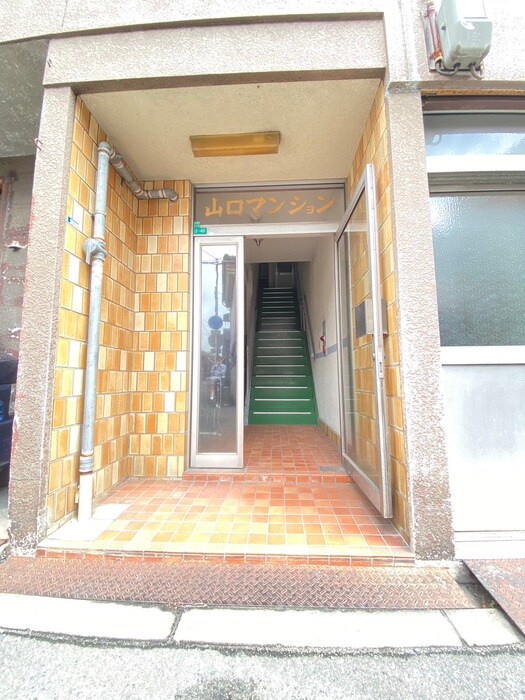 物件外観写真4　(エントランス部分)