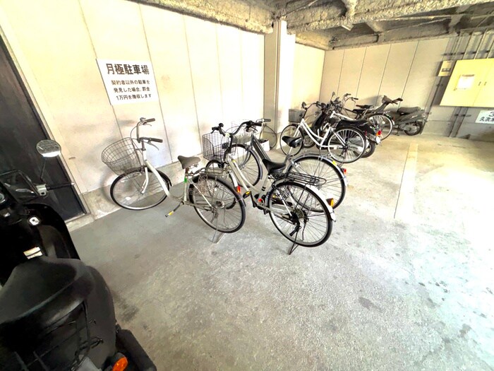 物件外観写真2　(駐輪場)