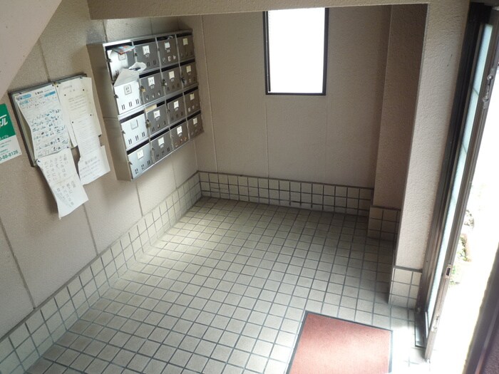 物件外観写真6　(エントランス部分)