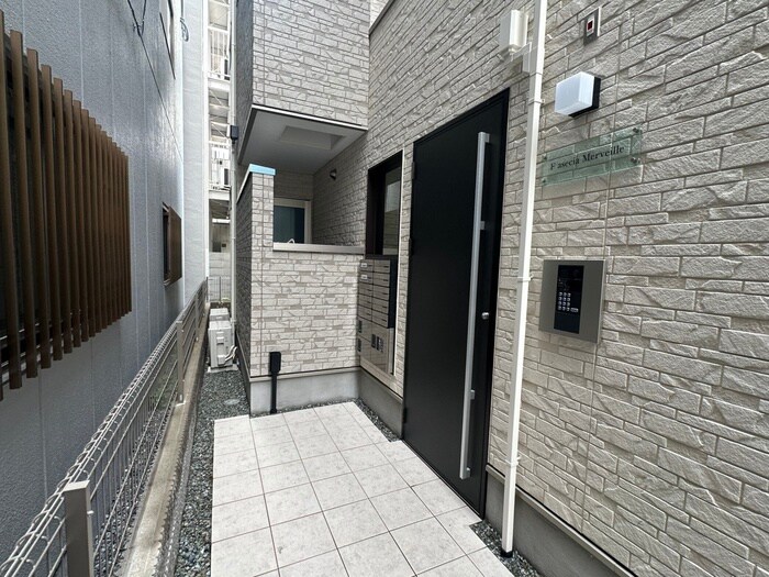 物件外観写真2　(エントランス部分)