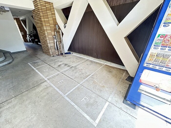 物件外観写真3　(バイク置き場)