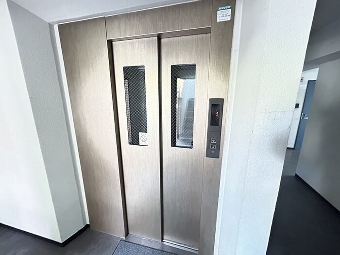 物件外観写真6　(エントランス部分)