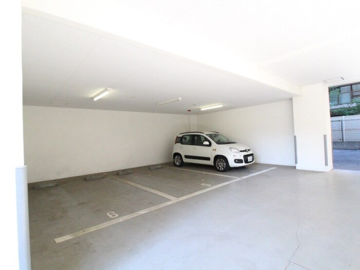 物件外観写真5　(駐車場)