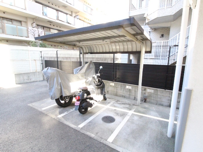 物件外観写真6　(バイク置き場)
