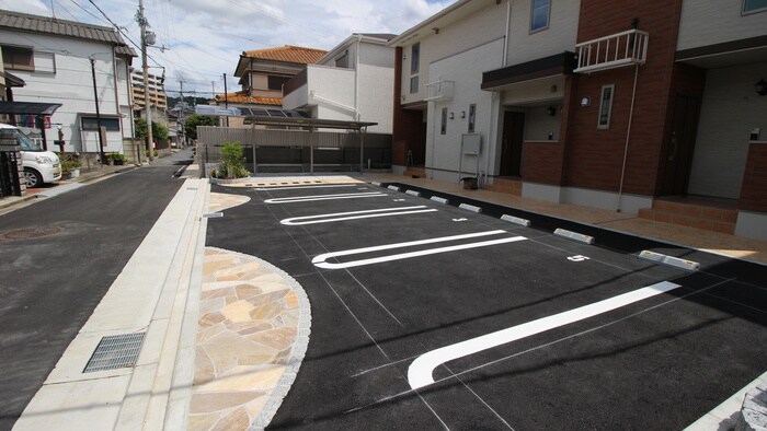 物件外観写真2　(駐車場)