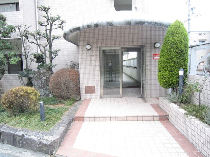 物件外観写真3　(エントランス部分)
