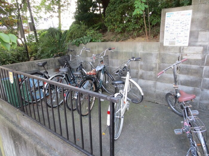 物件外観写真3　(駐輪場)