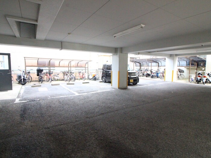 物件外観写真5　(駐車場)