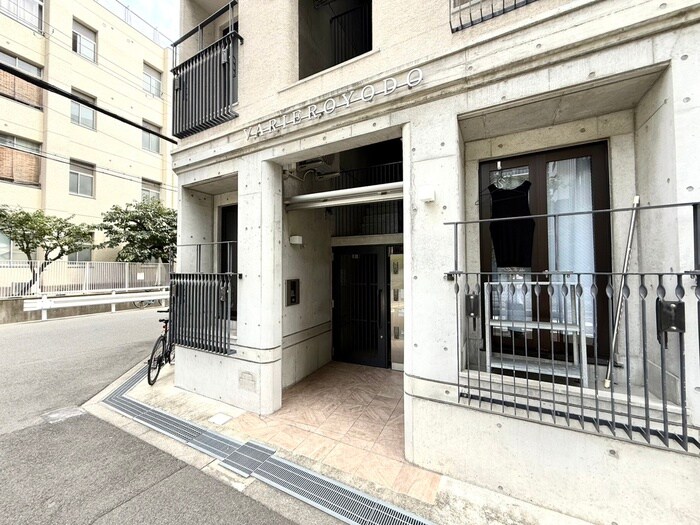 物件外観写真2　(エントランス部分)