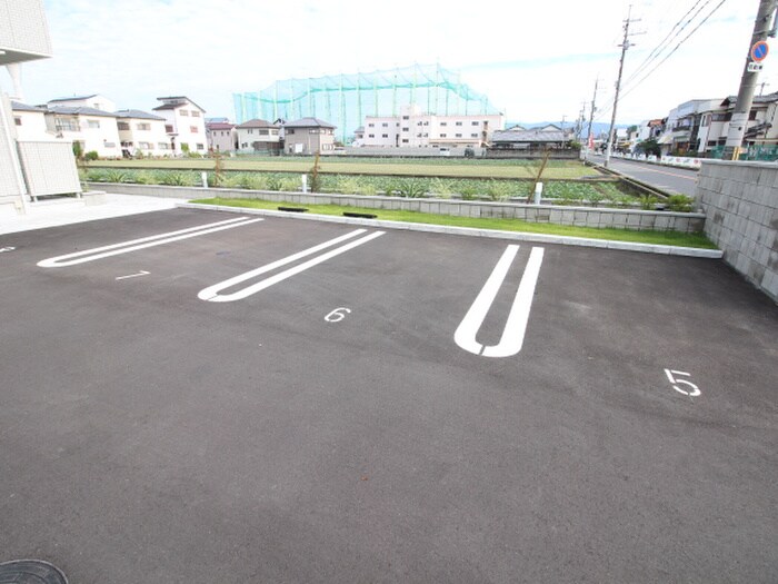 物件外観写真4　(駐車場)