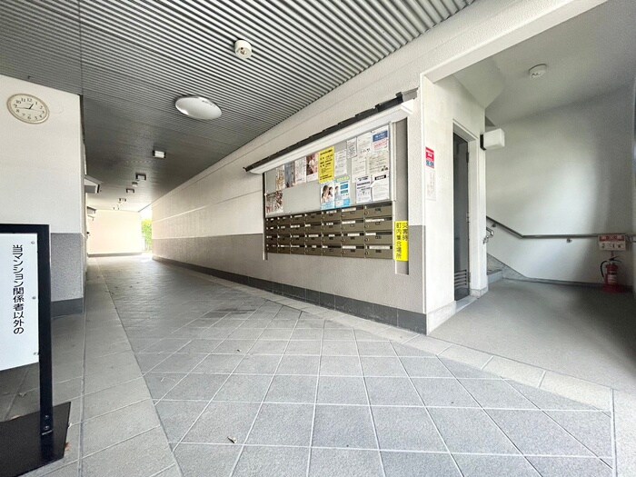 物件外観写真2　(エントランス部分)