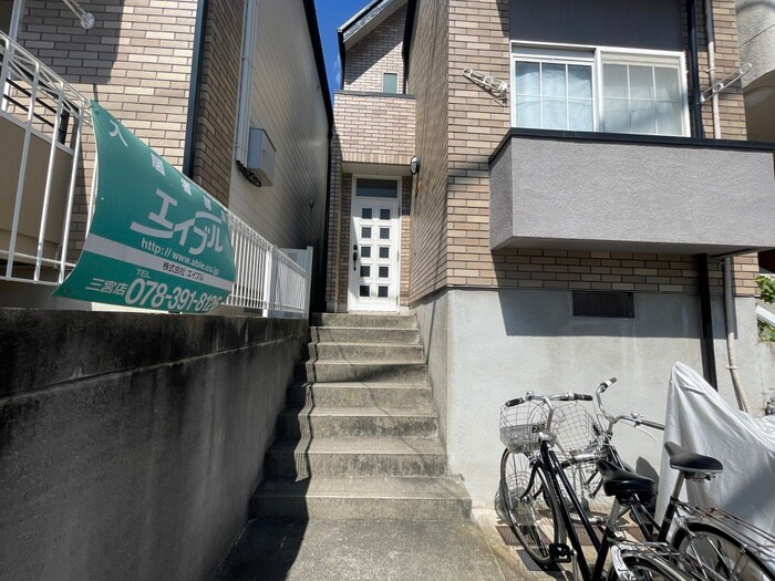 物件外観写真4　(エントランス部分)