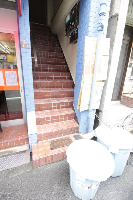 物件外観写真5　(エントランス部分)