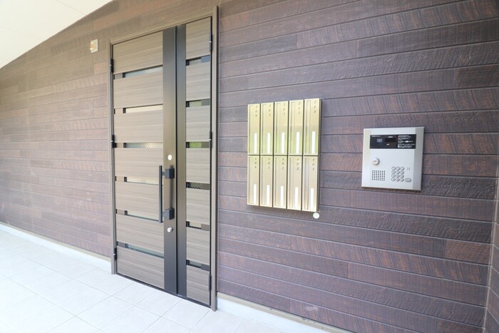 物件外観写真3　(エントランス部分)