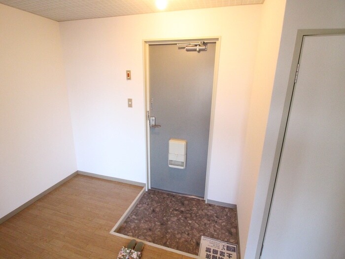 物件内観写真18　(玄関)