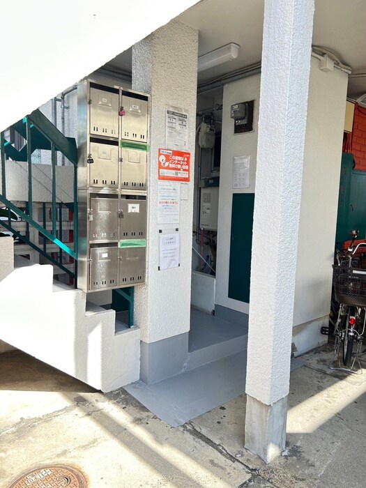 物件外観写真3　(エントランス部分)