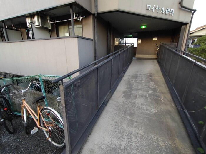 物件外観写真4　(エントランス部分)