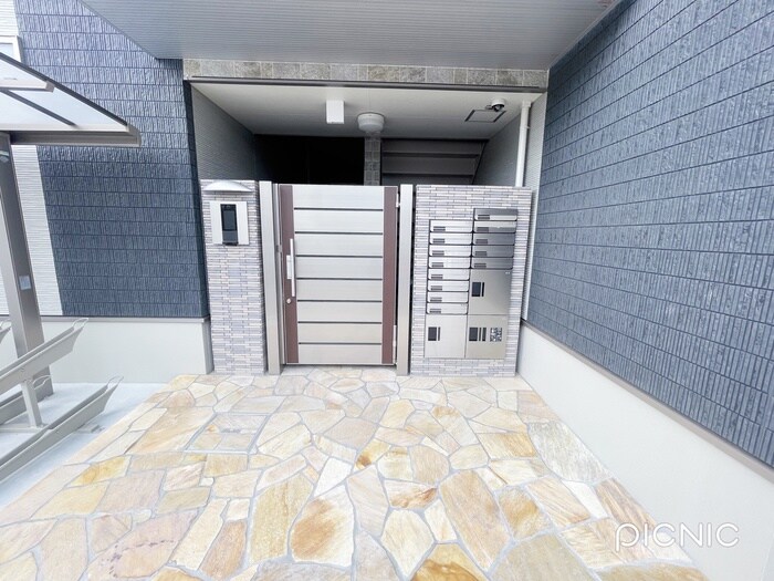 物件外観写真5　(エントランス部分)