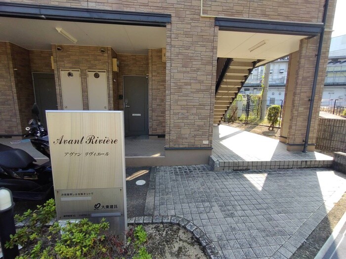 物件外観写真3　(エントランス部分)