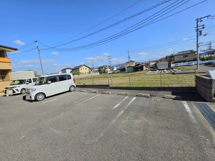 物件外観写真3　(駐車場)