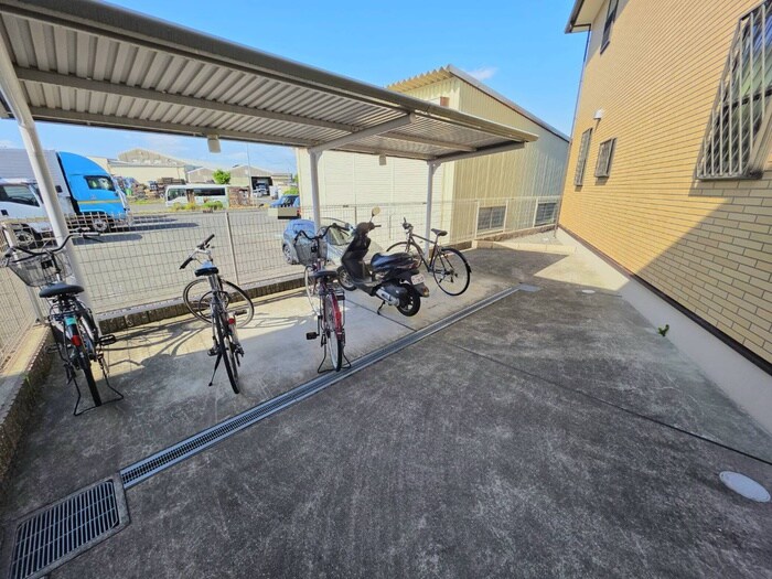 物件外観写真4　(駐輪場)